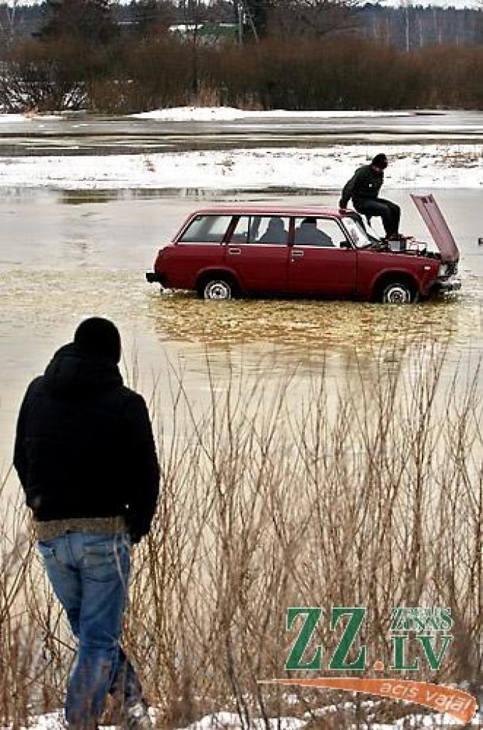 Pirmdien pusdienlaikā Miezītes ceļā bariņš jauniešu par piemērotu vietu, kur vizināties ceturtā modeļa žigulī, bija noskatījuši applūdušu pļavu. Vizināšanās prieki gan nebija ilgi – žigulītis ledū ielūza, un no nopietnas nelaimes paglāba...