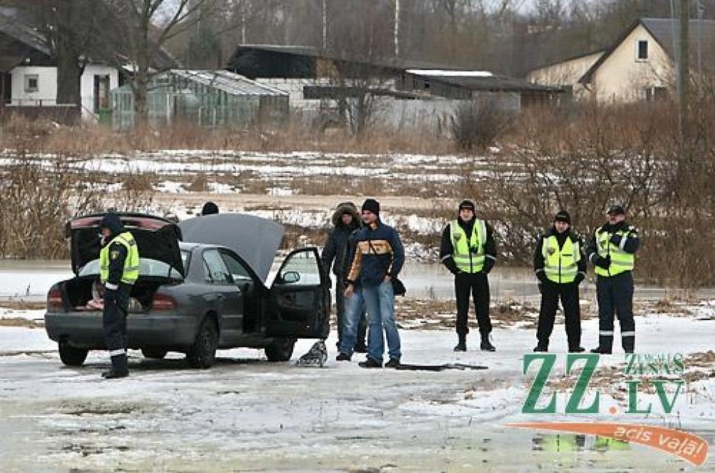Pirmdien pusdienlaikā Miezītes ceļā bariņš jauniešu par piemērotu vietu, kur vizināties ceturtā modeļa žigulī, bija noskatījuši applūdušu pļavu. Vizināšanās prieki gan nebija ilgi – žigulītis ledū ielūza, un no nopietnas nelaimes paglāba...