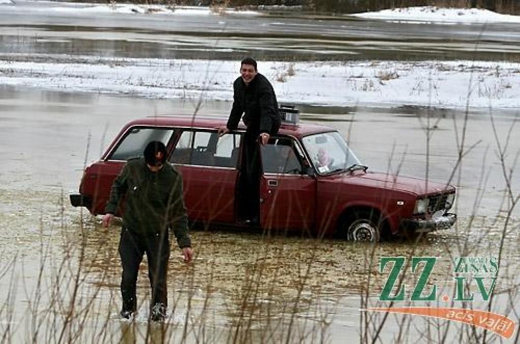 Pirmdien pusdienlaikā Miezītes ceļā bariņš jauniešu par piemērotu vietu, kur vizināties ceturtā modeļa žigulī, bija noskatījuši applūdušu pļavu. Vizināšanās prieki gan nebija ilgi – žigulītis ledū ielūza, un no nopietnas nelaimes paglāba...