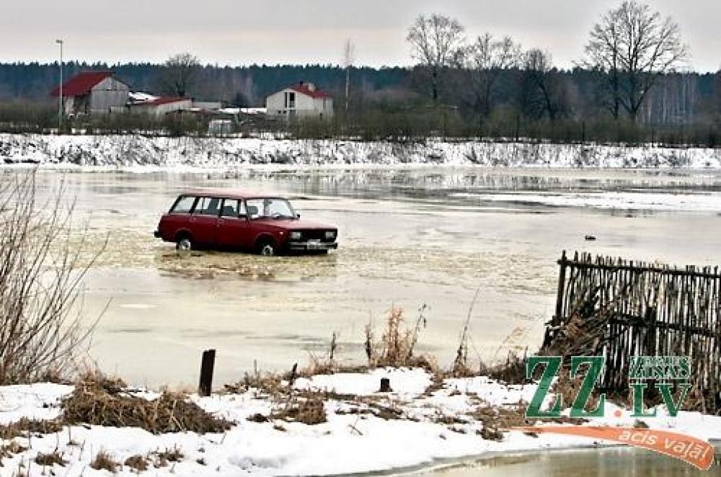 Pirmdien pusdienlaikā Miezītes ceļā bariņš jauniešu par piemērotu vietu, kur vizināties ceturtā modeļa žigulī, bija noskatījuši applūdušu pļavu. Vizināšanās prieki gan nebija ilgi – žigulītis ledū ielūza, un no nopietnas nelaimes paglāba...