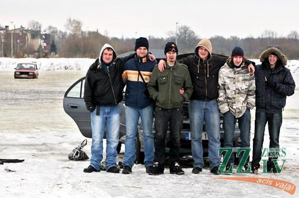 Pirmdien pusdienlaikā Miezītes ceļā bariņš jauniešu par piemērotu vietu, kur vizināties ceturtā modeļa žigulī, bija noskatījuši applūdušu pļavu. Vizināšanās prieki gan nebija ilgi – žigulītis ledū ielūza, un no nopietnas nelaimes paglāba...