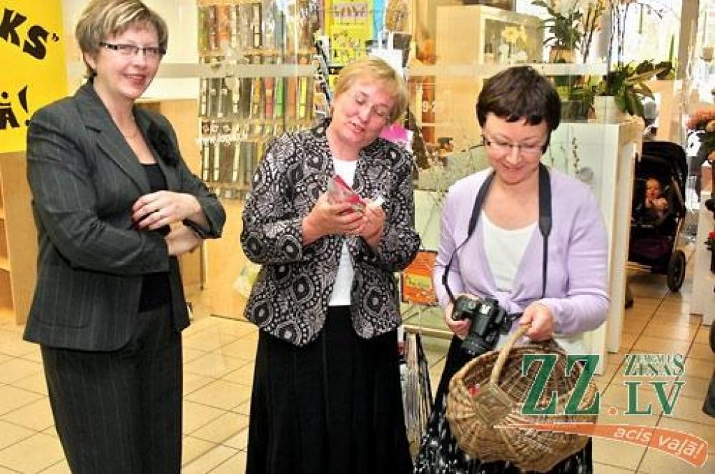 Jelgavas Zinātniskā bibliotēka sadarbībā ar valsts aģentūru «Kultūras informācijas sistēmas» «VIVO centrā» atklājusi ceļojošo izstādi «Pasaule klikšķa attālumā».