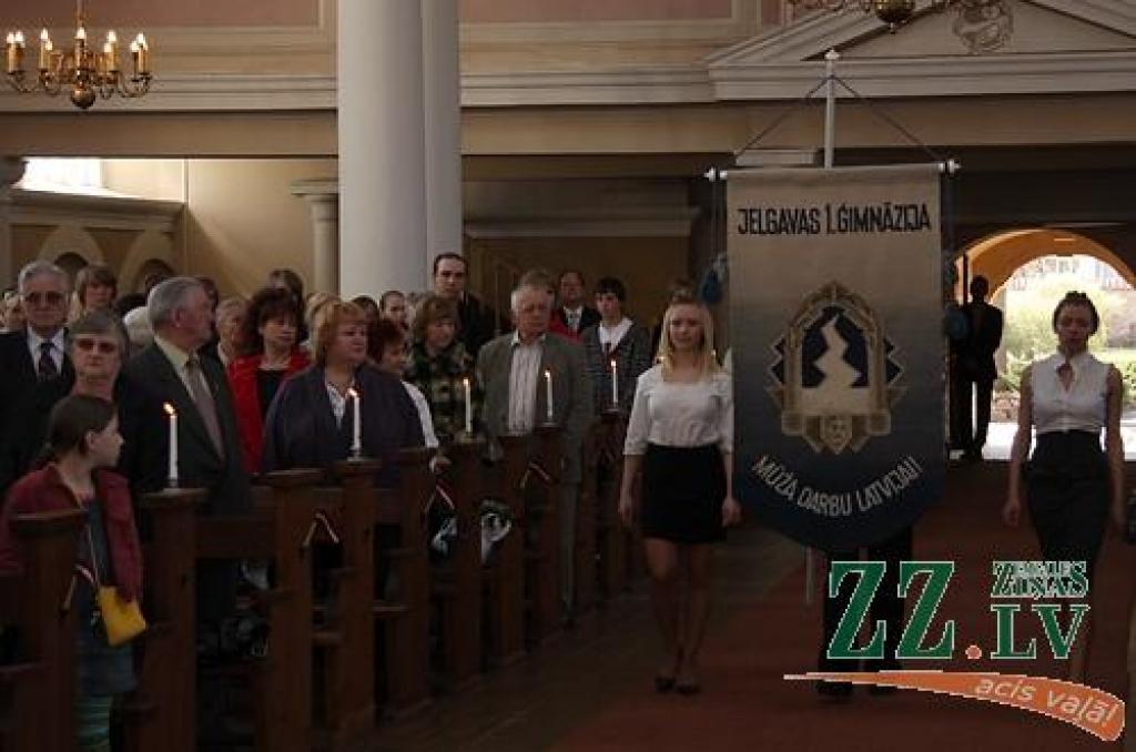 Sestdien godpilnā 90.jubileja nosvinēta Jelgavas 1.ģimnāzijai. Pēcpusdienā Svētās Annas katedrālē tika iesvētīts skolas karogs, kura jaunā versija tapusi 2004.gadā. Savukārt pievakarē lielā notikuma viesi skolas ēkā tikās svētku koncertā,...