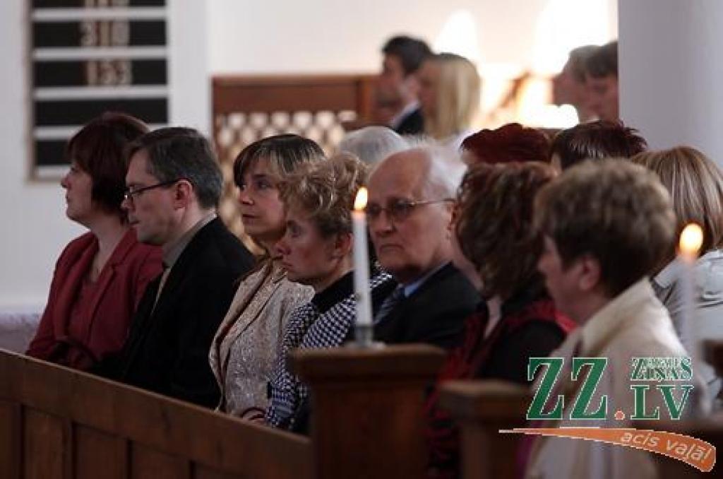 Sestdien godpilnā 90.jubileja nosvinēta Jelgavas 1.ģimnāzijai. Pēcpusdienā Svētās Annas katedrālē tika iesvētīts skolas karogs, kura jaunā versija tapusi 2004.gadā. Savukārt pievakarē lielā notikuma viesi skolas ēkā tikās svētku koncertā,...