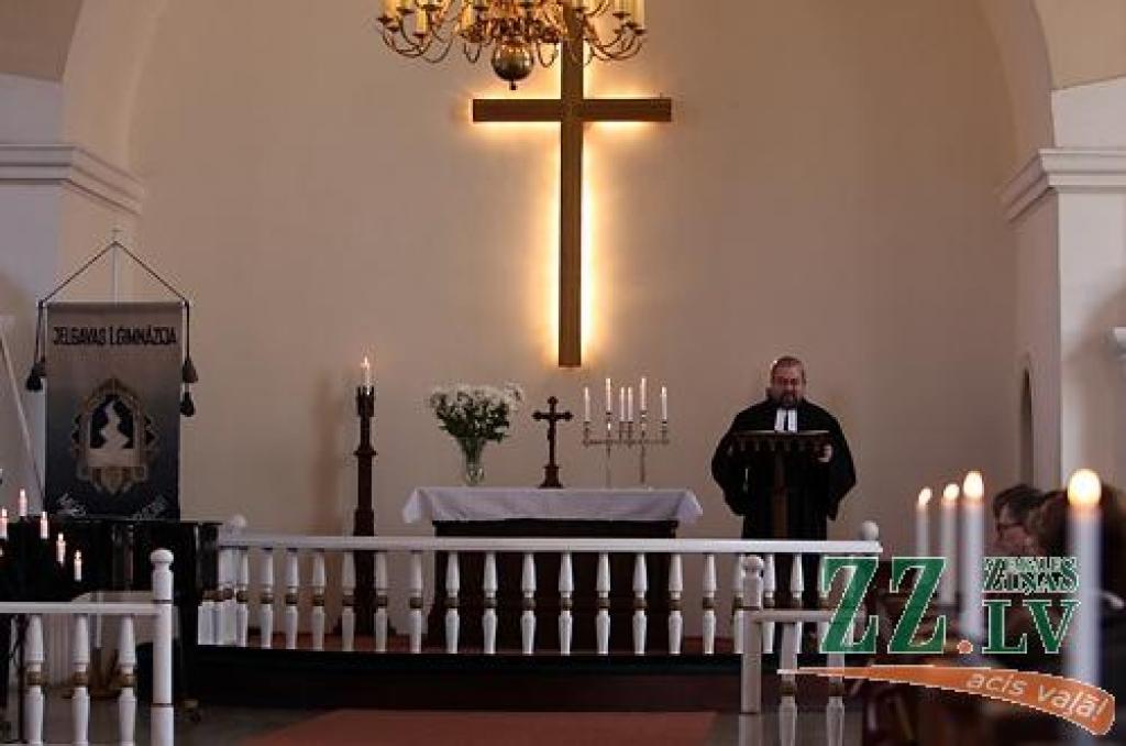 Sestdien godpilnā 90.jubileja nosvinēta Jelgavas 1.ģimnāzijai. Pēcpusdienā Svētās Annas katedrālē tika iesvētīts skolas karogs, kura jaunā versija tapusi 2004.gadā. Savukārt pievakarē lielā notikuma viesi skolas ēkā tikās svētku koncertā,...