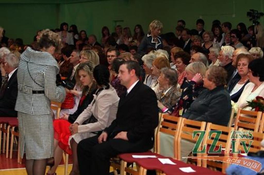 Sestdien godpilnā 90.jubileja nosvinēta Jelgavas 1.ģimnāzijai. Pēcpusdienā Svētās Annas katedrālē tika iesvētīts skolas karogs, kura jaunā versija tapusi 2004.gadā. Savukārt pievakarē lielā notikuma viesi skolas ēkā tikās svētku koncertā,...