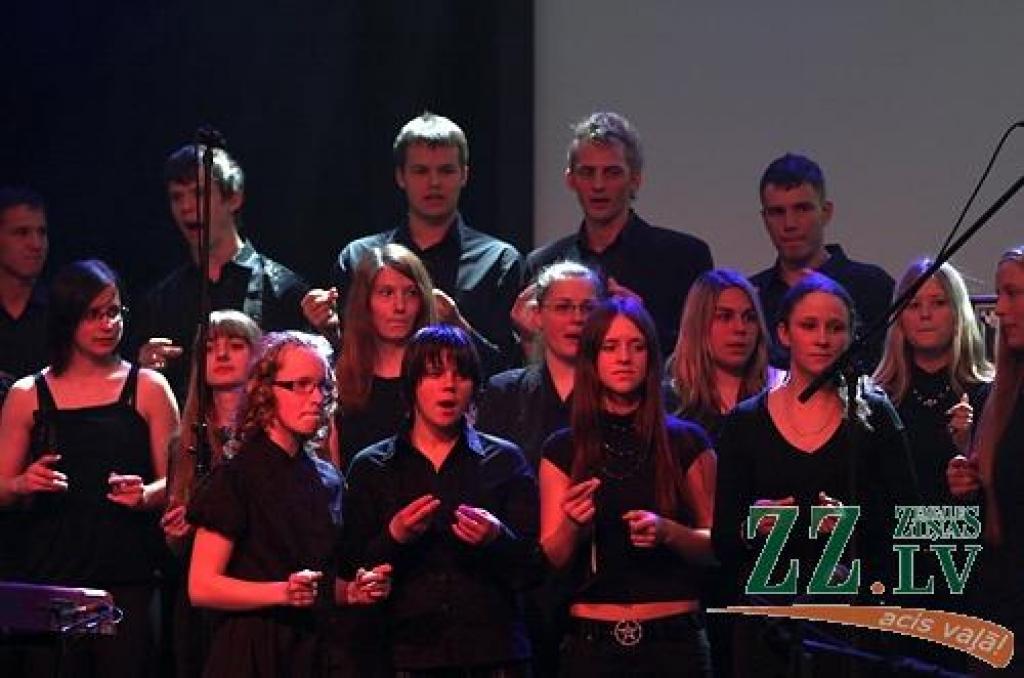 Sestdien godpilnā 90.jubileja nosvinēta Jelgavas 1.ģimnāzijai. Pēcpusdienā Svētās Annas katedrālē tika iesvētīts skolas karogs, kura jaunā versija tapusi 2004.gadā. Savukārt pievakarē lielā notikuma viesi skolas ēkā tikās svētku koncertā,...