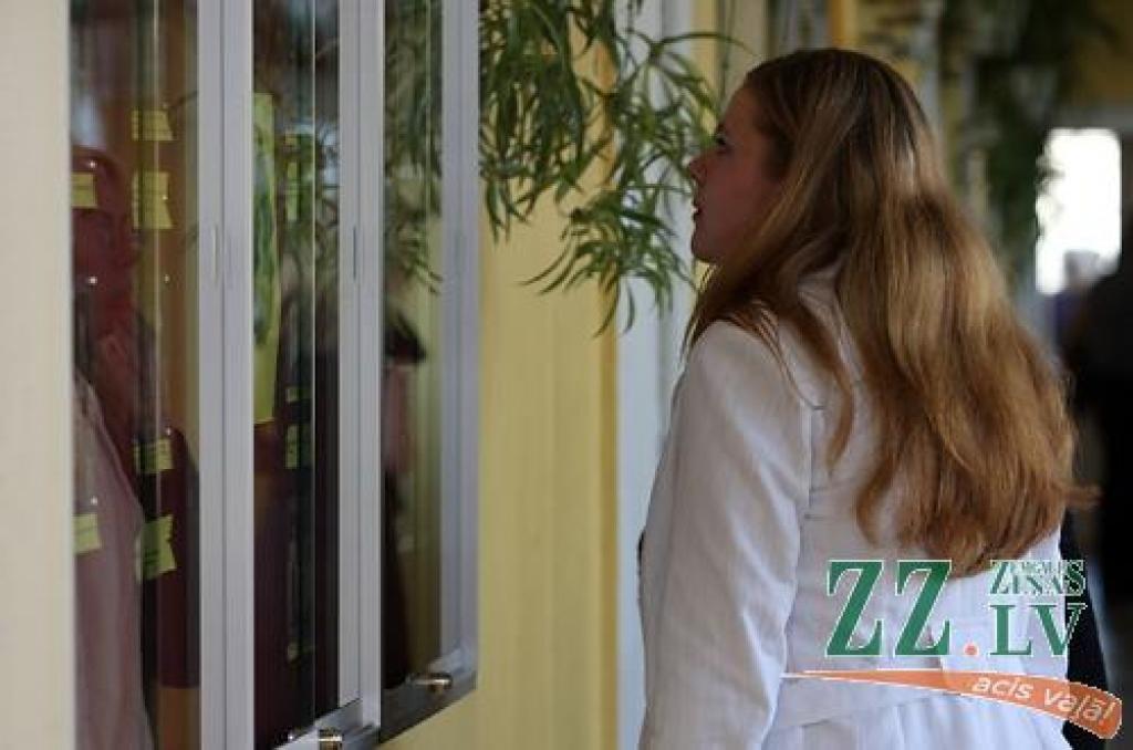 Sestdien godpilnā 90.jubileja nosvinēta Jelgavas 1.ģimnāzijai. Pēcpusdienā Svētās Annas katedrālē tika iesvētīts skolas karogs, kura jaunā versija tapusi 2004.gadā. Savukārt pievakarē lielā notikuma viesi skolas ēkā tikās svētku koncertā,...