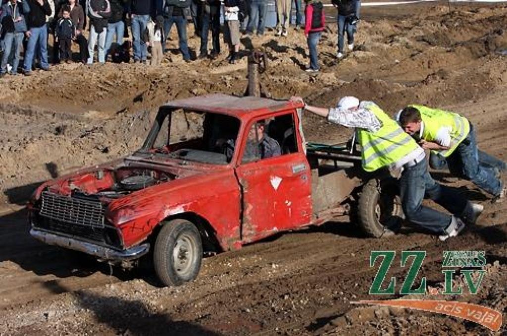 Kas gan būtu «Mehu dienas» bez tradicionālās automašīnu sišanas Ruļļu trasē?