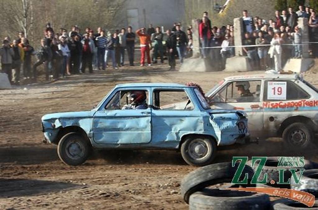 Kas gan būtu «Mehu dienas» bez tradicionālās automašīnu sišanas Ruļļu trasē?