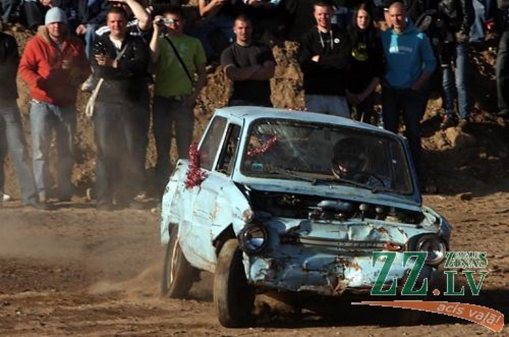 Kas gan būtu «Mehu dienas» bez tradicionālās automašīnu sišanas Ruļļu trasē?