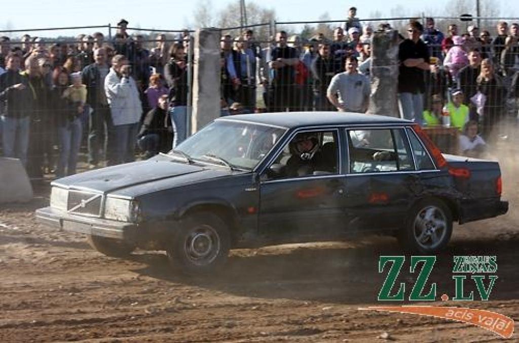 Kas gan būtu «Mehu dienas» bez tradicionālās automašīnu sišanas Ruļļu trasē?