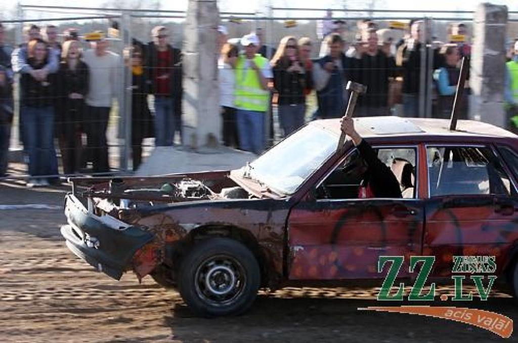 Kas gan būtu «Mehu dienas» bez tradicionālās automašīnu sišanas Ruļļu trasē?