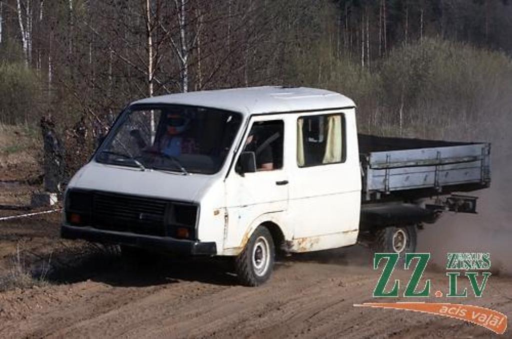 Kas gan būtu «Mehu dienas» bez tradicionālās automašīnu sišanas Ruļļu trasē?