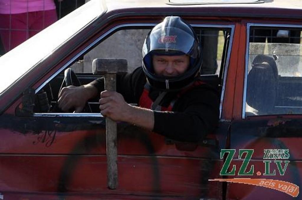 Kas gan būtu «Mehu dienas» bez tradicionālās automašīnu sišanas Ruļļu trasē?