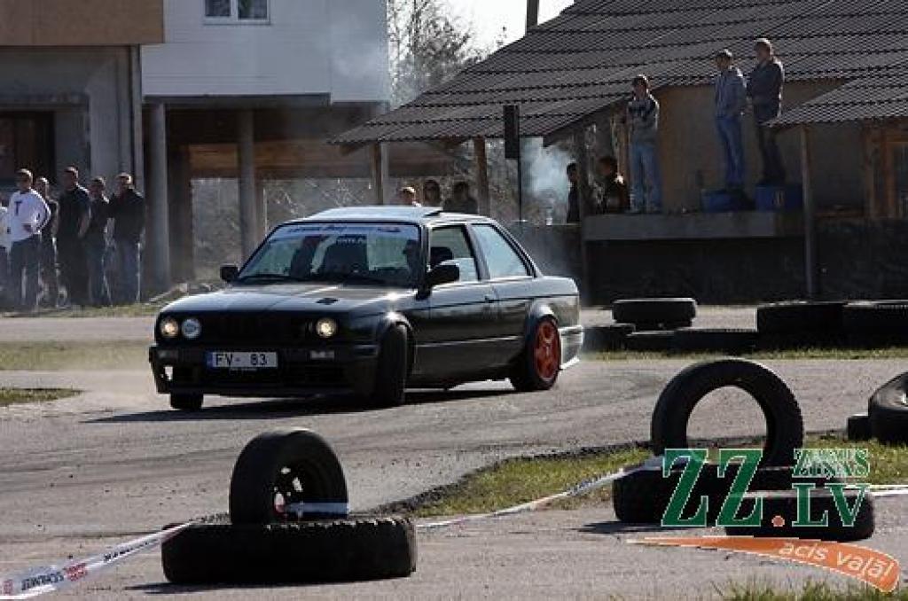 Kas gan būtu «Mehu dienas» bez tradicionālās automašīnu sišanas Ruļļu trasē?