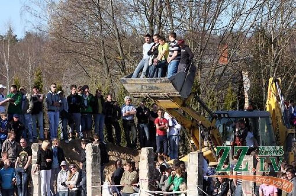 Kas gan būtu «Mehu dienas» bez tradicionālās automašīnu sišanas Ruļļu trasē?