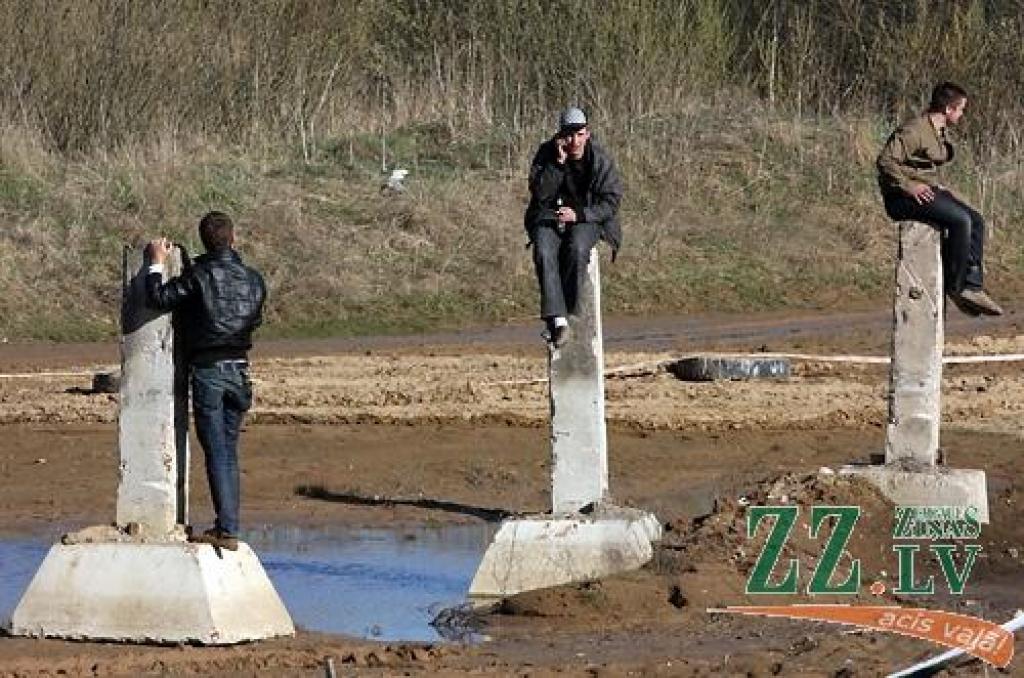 Kas gan būtu «Mehu dienas» bez tradicionālās automašīnu sišanas Ruļļu trasē?