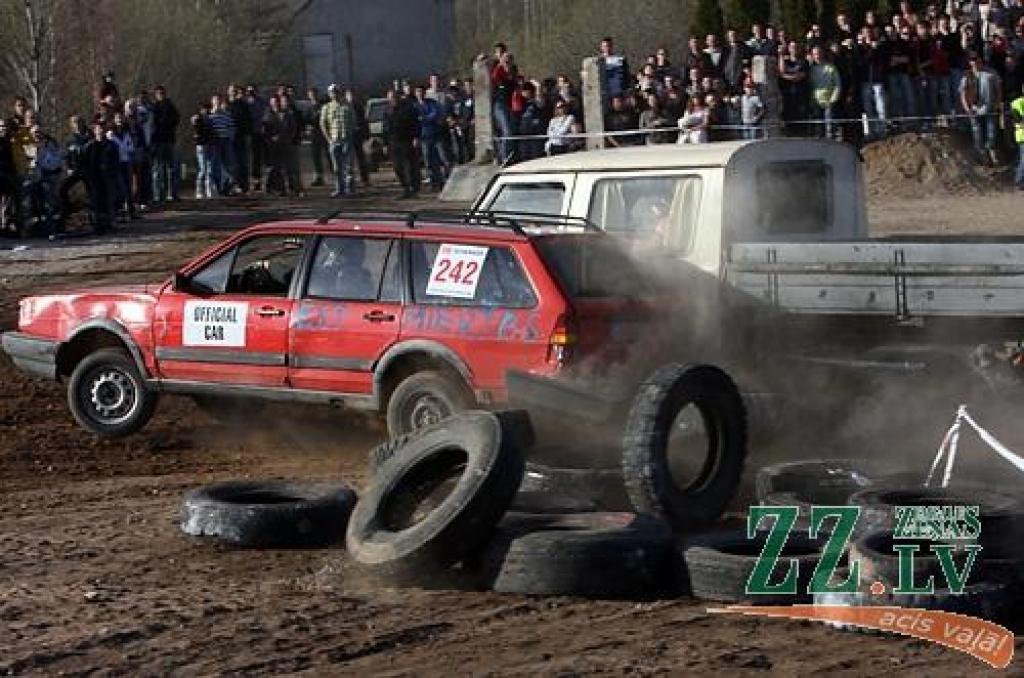 Kas gan būtu «Mehu dienas» bez tradicionālās automašīnu sišanas Ruļļu trasē?