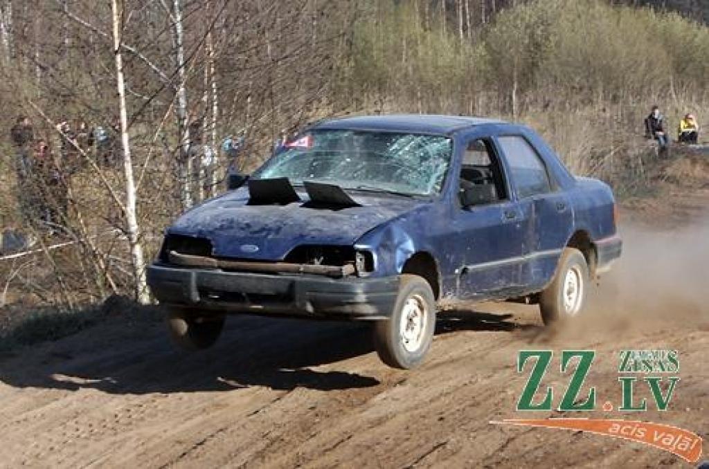 Kas gan būtu «Mehu dienas» bez tradicionālās automašīnu sišanas Ruļļu trasē?