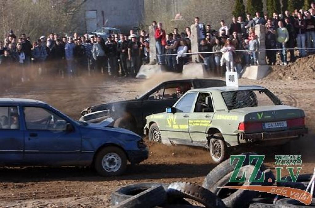 Kas gan būtu «Mehu dienas» bez tradicionālās automašīnu sišanas Ruļļu trasē?