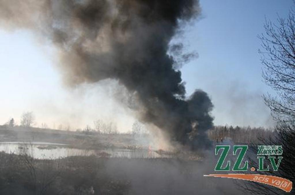 Ceturtdienas pievakarē Jelgavā, pie 5.līnijas kādreizējā šķidro toksisko atkritumu izgāztuvē nezināmi piromāni bija pamanījušies aizdedzināt kūlu, kā rezultātā aizdegās arī pirms daudziem gadiem apvidū izgāztās ķimikālijas. Dažu minūšu...
