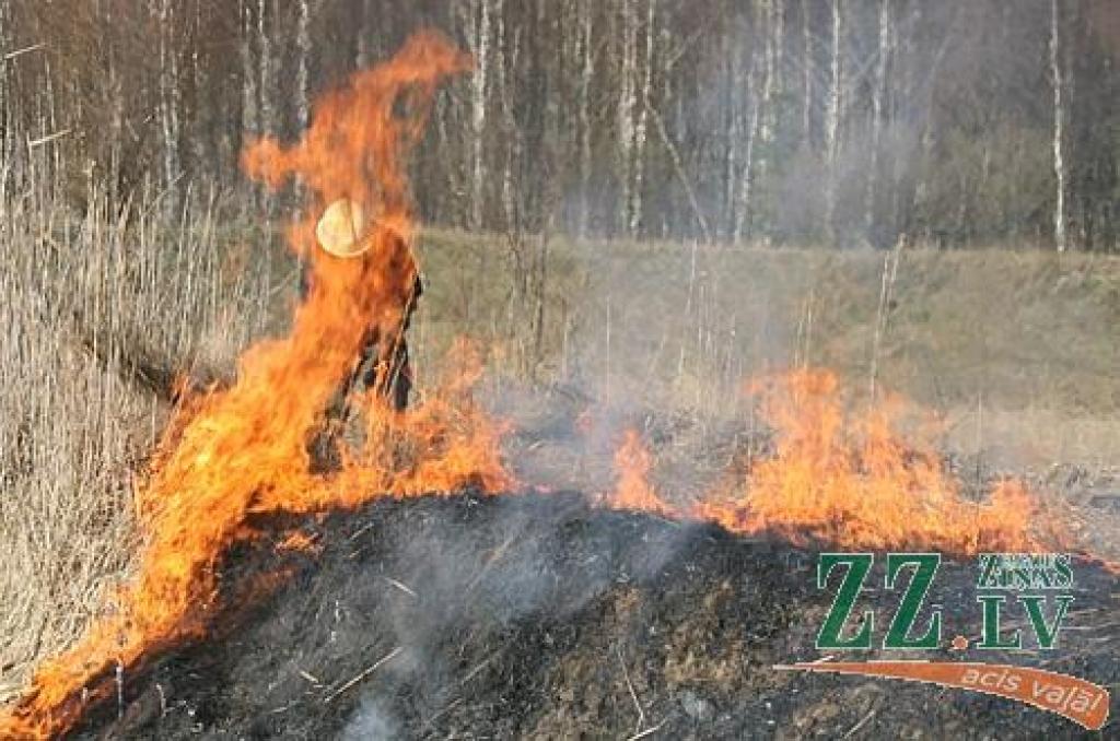 Ceturtdienas pievakarē Jelgavā, pie 5.līnijas kādreizējā šķidro toksisko atkritumu izgāztuvē nezināmi piromāni bija pamanījušies aizdedzināt kūlu, kā rezultātā aizdegās arī pirms daudziem gadiem apvidū izgāztās ķimikālijas. Dažu minūšu...