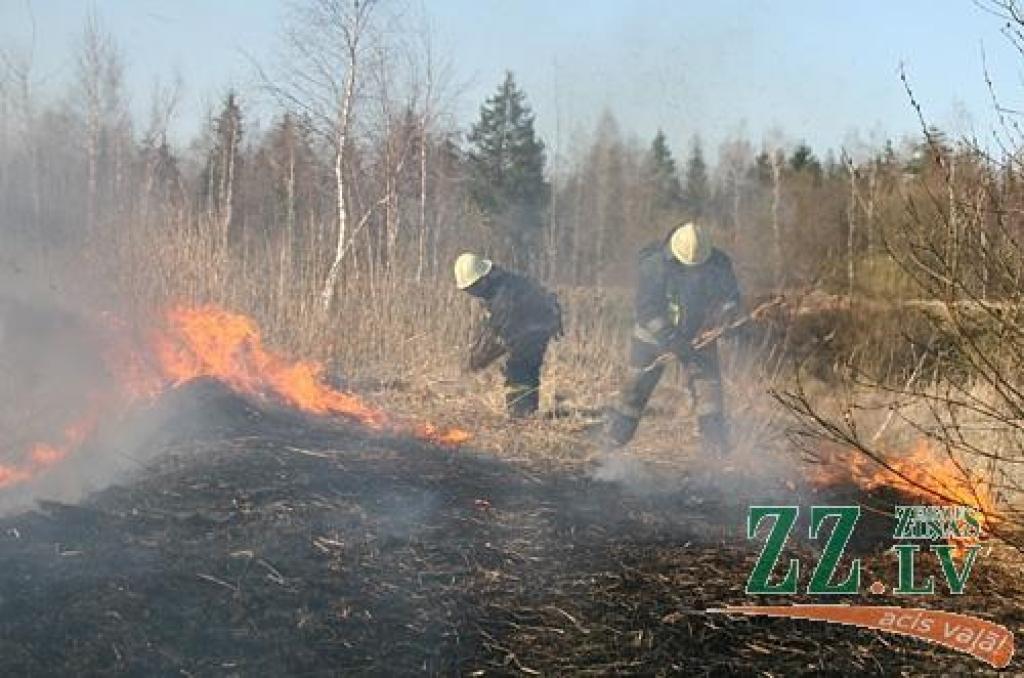 Ceturtdienas pievakarē Jelgavā, pie 5.līnijas kādreizējā šķidro toksisko atkritumu izgāztuvē nezināmi piromāni bija pamanījušies aizdedzināt kūlu, kā rezultātā aizdegās arī pirms daudziem gadiem apvidū izgāztās ķimikālijas. Dažu minūšu...