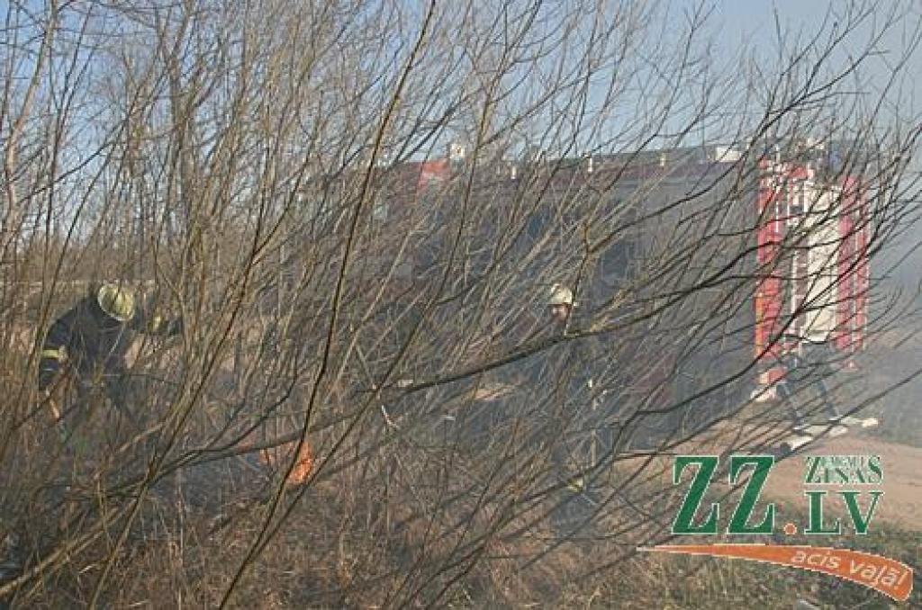 Ceturtdienas pievakarē Jelgavā, pie 5.līnijas kādreizējā šķidro toksisko atkritumu izgāztuvē nezināmi piromāni bija pamanījušies aizdedzināt kūlu, kā rezultātā aizdegās arī pirms daudziem gadiem apvidū izgāztās ķimikālijas. Dažu minūšu...