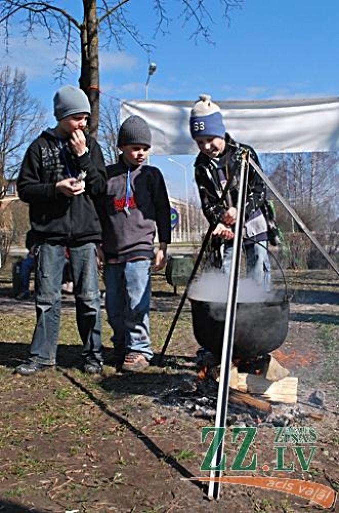 Tāpat kā citviet, tradicionālie Lieldienu pasākumi svētdien risinājās arī Ozolniekos pie tautas nama, kur koncertā «Spīdi nu, saulīte!» skatītājus iepriecināja gan mazie dejotāji no pirmsskolas izglītības iestādes «Bitīte», Ozolnieku...