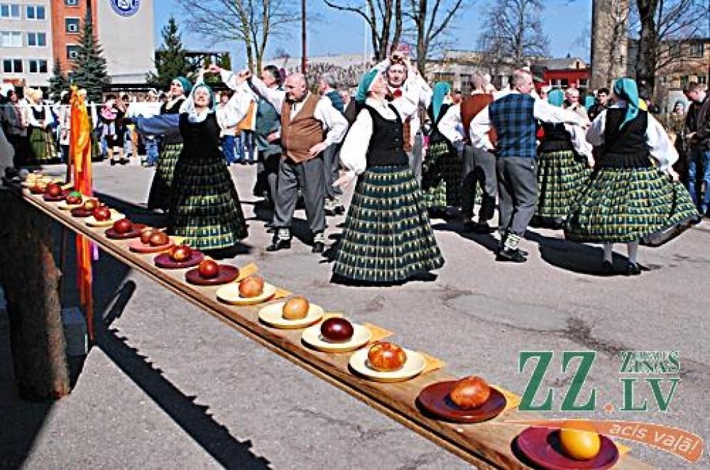 Tāpat kā citviet, tradicionālie Lieldienu pasākumi svētdien risinājās arī Ozolniekos pie tautas nama, kur koncertā «Spīdi nu, saulīte!» skatītājus iepriecināja gan mazie dejotāji no pirmsskolas izglītības iestādes «Bitīte», Ozolnieku...