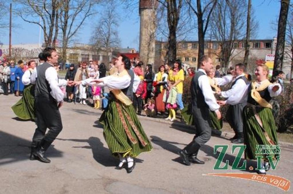 Tāpat kā citviet, tradicionālie Lieldienu pasākumi svētdien risinājās arī Ozolniekos pie tautas nama, kur koncertā «Spīdi nu, saulīte!» skatītājus iepriecināja gan mazie dejotāji no pirmsskolas izglītības iestādes «Bitīte», Ozolnieku...