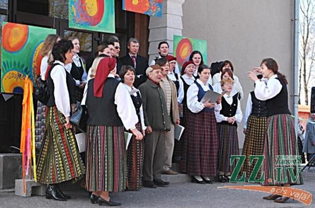 Tāpat kā citviet, tradicionālie Lieldienu pasākumi svētdien risinājās arī Ozolniekos pie tautas nama, kur koncertā «Spīdi nu, saulīte!» skatītājus iepriecināja gan mazie dejotāji no pirmsskolas izglītības iestādes «Bitīte», Ozolnieku...