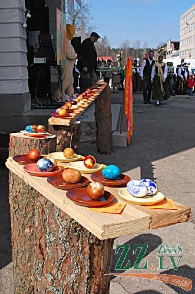 Tāpat kā citviet, tradicionālie Lieldienu pasākumi svētdien risinājās arī Ozolniekos pie tautas nama, kur koncertā «Spīdi nu, saulīte!» skatītājus iepriecināja gan mazie dejotāji no pirmsskolas izglītības iestādes «Bitīte», Ozolnieku...