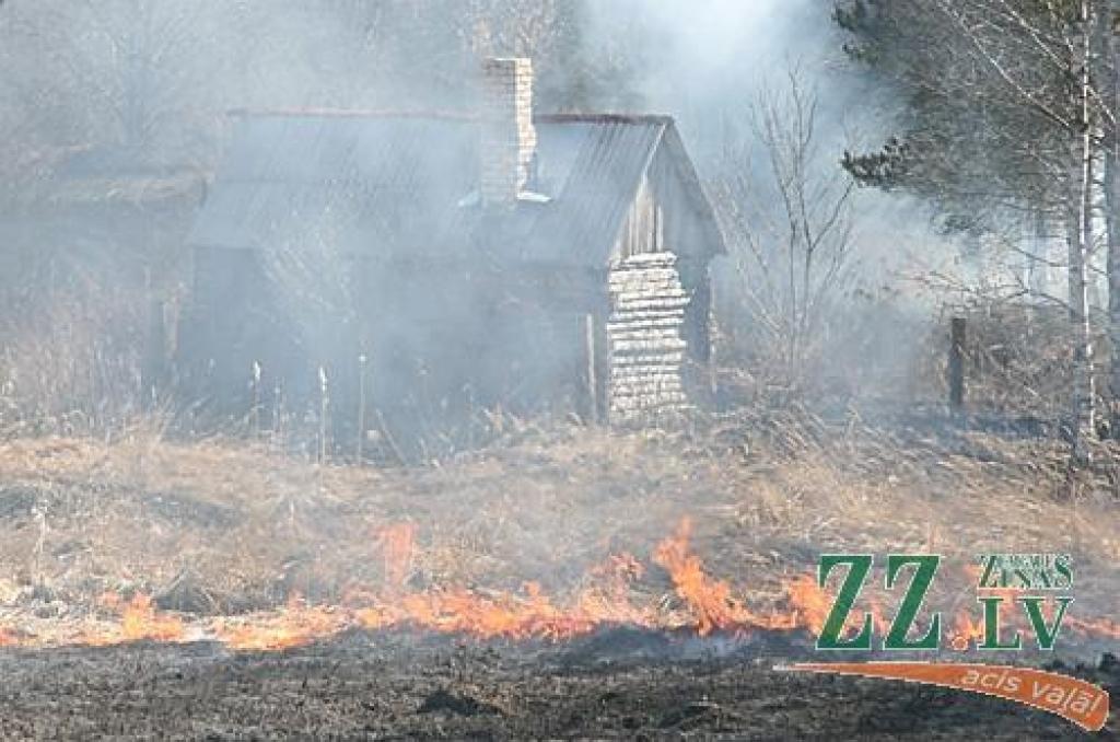 Neskatoties uz vairākkārtējiem brīdinājumiem nededzināt veco zāli, trešdien ap pusdienlaiku kāds Tušķos bija izlēmis rīkoties pretēji un pielaidis kūlai uguni.