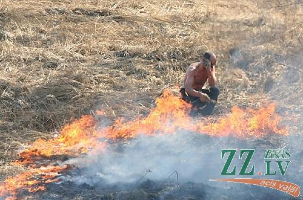 Neskatoties uz vairākkārtējiem brīdinājumiem nededzināt veco zāli, trešdien ap pusdienlaiku kāds Tušķos bija izlēmis rīkoties pretēji un pielaidis kūlai uguni.