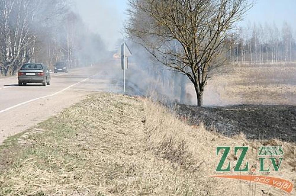 Neskatoties uz vairākkārtējiem brīdinājumiem nededzināt veco zāli, trešdien ap pusdienlaiku kāds Tušķos bija izlēmis rīkoties pretēji un pielaidis kūlai uguni.