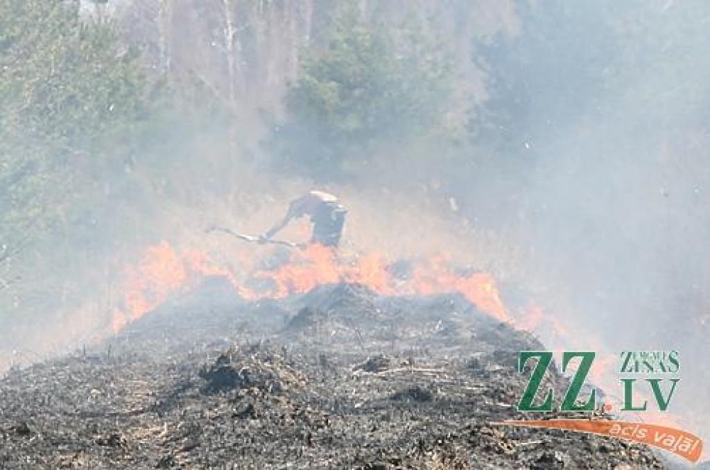Neskatoties uz vairākkārtējiem brīdinājumiem nededzināt veco zāli, trešdien ap pusdienlaiku kāds Tušķos bija izlēmis rīkoties pretēji un pielaidis kūlai uguni.