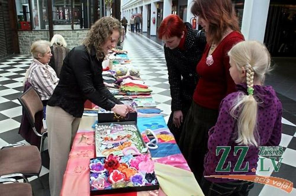 Kā jau tradicionāli ierasts pirms Ziemassvētkiem un Lieldienām, sestdien tirdzniecības centrā «Pilsētas pasāža» tika aizvadīta Sabiedrības integrācijas biroja rīkotā labdarības akcija «Dāsnums mūžam neizsmeļams». Tas bija jau piektais...