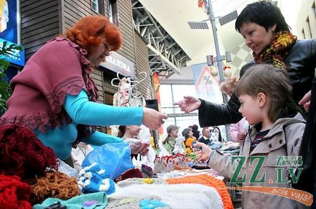 Kā jau tradicionāli ierasts pirms Ziemassvētkiem un Lieldienām, sestdien tirdzniecības centrā «Pilsētas pasāža» tika aizvadīta Sabiedrības integrācijas biroja rīkotā labdarības akcija «Dāsnums mūžam neizsmeļams». Tas bija jau piektais...