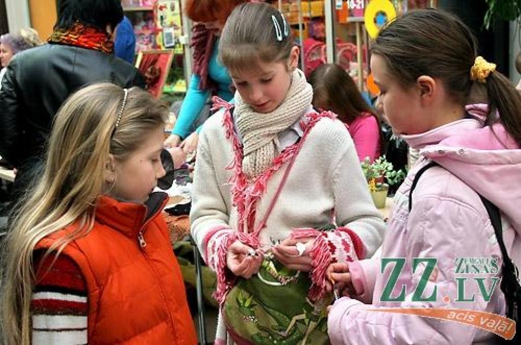 Kā jau tradicionāli ierasts pirms Ziemassvētkiem un Lieldienām, sestdien tirdzniecības centrā «Pilsētas pasāža» tika aizvadīta Sabiedrības integrācijas biroja rīkotā labdarības akcija «Dāsnums mūžam neizsmeļams». Tas bija jau piektais...
