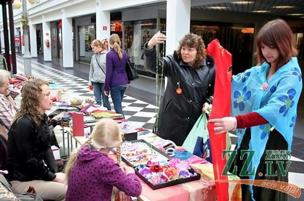 Kā jau tradicionāli ierasts pirms Ziemassvētkiem un Lieldienām, sestdien tirdzniecības centrā «Pilsētas pasāža» tika aizvadīta Sabiedrības integrācijas biroja rīkotā labdarības akcija «Dāsnums mūžam neizsmeļams». Tas bija jau piektais...