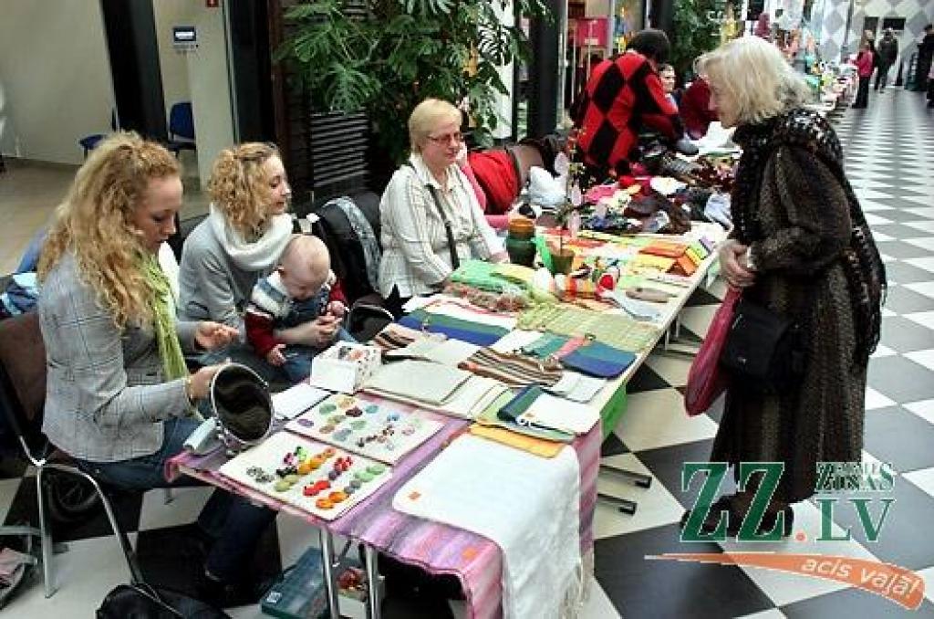 Kā jau tradicionāli ierasts pirms Ziemassvētkiem un Lieldienām, sestdien tirdzniecības centrā «Pilsētas pasāža» tika aizvadīta Sabiedrības integrācijas biroja rīkotā labdarības akcija «Dāsnums mūžam neizsmeļams». Tas bija jau piektais...