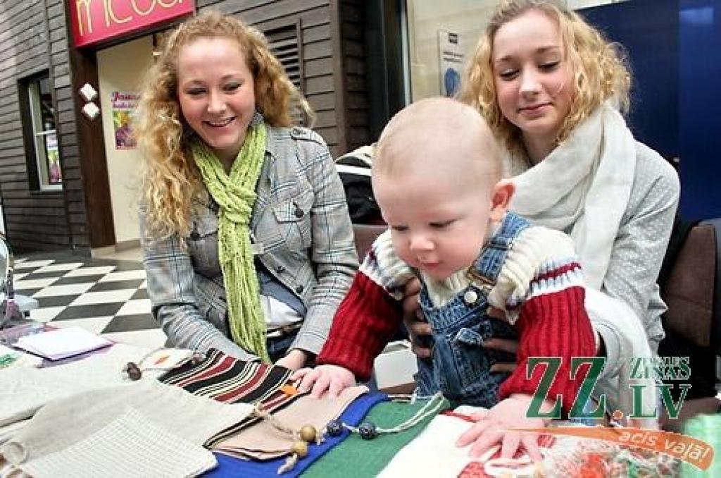 Kā jau tradicionāli ierasts pirms Ziemassvētkiem un Lieldienām, sestdien tirdzniecības centrā «Pilsētas pasāža» tika aizvadīta Sabiedrības integrācijas biroja rīkotā labdarības akcija «Dāsnums mūžam neizsmeļams». Tas bija jau piektais...