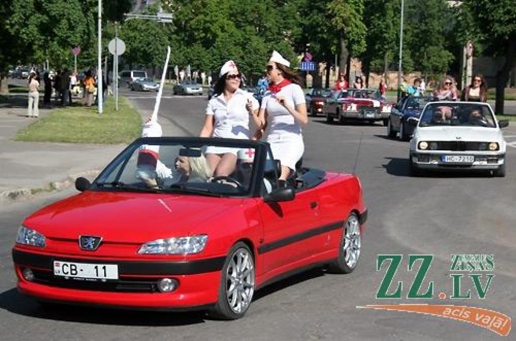 Uzmanību piesaistoši, krāšņi, lielāki un mazāki, dažādās krāsās un visi acij tīkami – tā varētu raksturot daudzskaitlīgo kabrioletu rindu, kas vienotā parādē Hercoga Jēkaba laukumā izbrauca sestdienas pēcpusdienā Pilsētas svētku ietvaros.