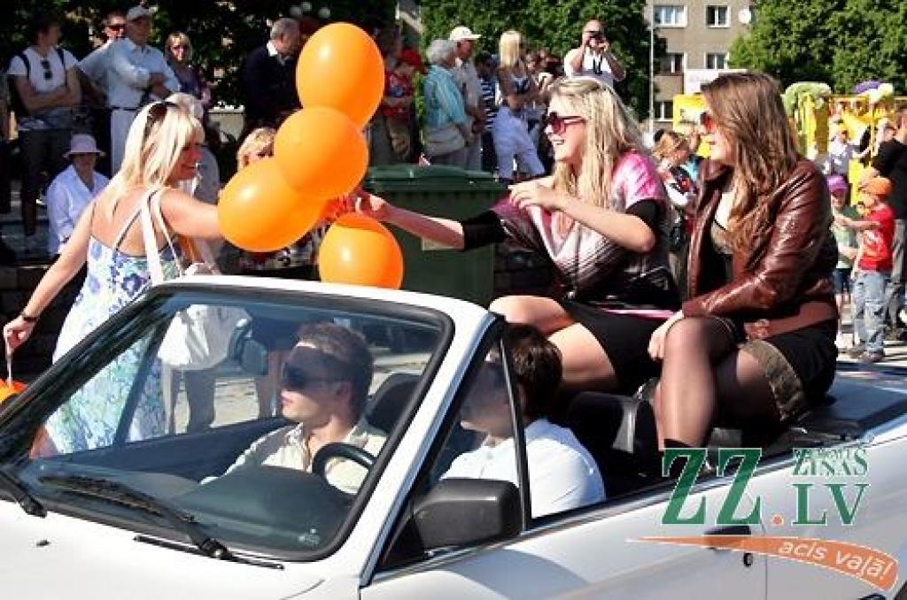 Uzmanību piesaistoši, krāšņi, lielāki un mazāki, dažādās krāsās un visi acij tīkami – tā varētu raksturot daudzskaitlīgo kabrioletu rindu, kas vienotā parādē Hercoga Jēkaba laukumā izbrauca sestdienas pēcpusdienā Pilsētas svētku ietvaros.
