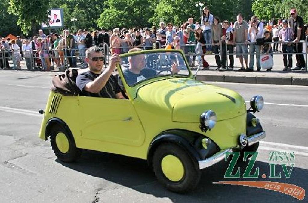 Uzmanību piesaistoši, krāšņi, lielāki un mazāki, dažādās krāsās un visi acij tīkami – tā varētu raksturot daudzskaitlīgo kabrioletu rindu, kas vienotā parādē Hercoga Jēkaba laukumā izbrauca sestdienas pēcpusdienā Pilsētas svētku ietvaros.
