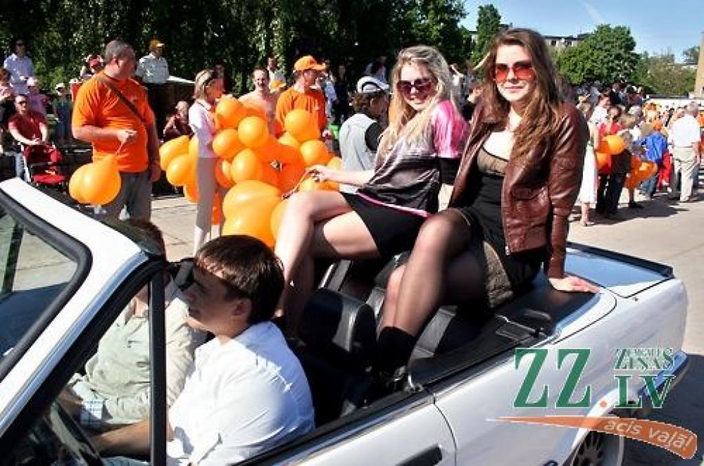Uzmanību piesaistoši, krāšņi, lielāki un mazāki, dažādās krāsās un visi acij tīkami – tā varētu raksturot daudzskaitlīgo kabrioletu rindu, kas vienotā parādē Hercoga Jēkaba laukumā izbrauca sestdienas pēcpusdienā Pilsētas svētku ietvaros.