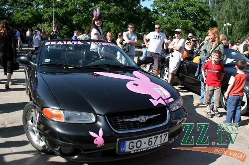 Uzmanību piesaistoši, krāšņi, lielāki un mazāki, dažādās krāsās un visi acij tīkami – tā varētu raksturot daudzskaitlīgo kabrioletu rindu, kas vienotā parādē Hercoga Jēkaba laukumā izbrauca sestdienas pēcpusdienā Pilsētas svētku ietvaros.