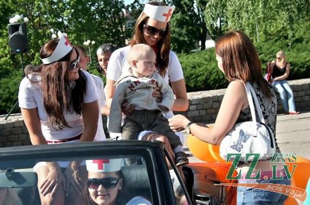Uzmanību piesaistoši, krāšņi, lielāki un mazāki, dažādās krāsās un visi acij tīkami – tā varētu raksturot daudzskaitlīgo kabrioletu rindu, kas vienotā parādē Hercoga Jēkaba laukumā izbrauca sestdienas pēcpusdienā Pilsētas svētku ietvaros.